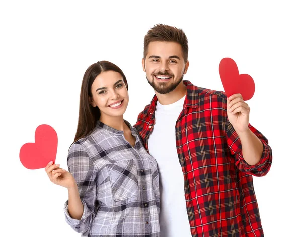 Retrato de belo casal jovem com corações de papel no fundo branco — Fotografia de Stock