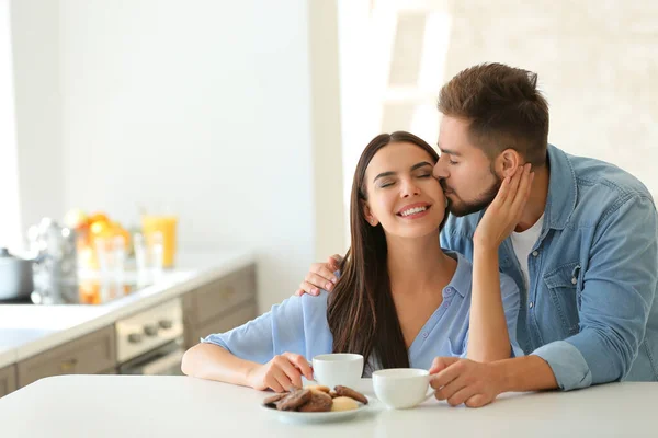 Feliz joven pareja en la cocina en casa — Foto de Stock