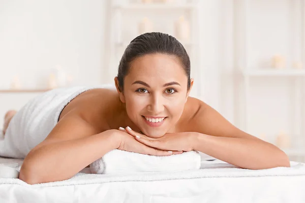 Beautiful woman relaxing in spa salon — Stock Photo, Image