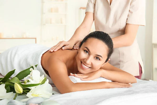 Jonge vrouw het hebben van massage in spa salon — Stockfoto