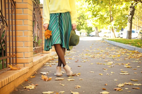 Belle jeune femme en ville d'automne — Photo