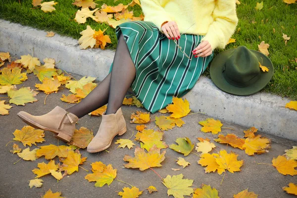 Schöne junge Frau in der Herbststadt — Stockfoto