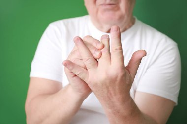 Arka planda bileğindeki ağrıdan muzdarip son sınıf öğrencisi, yakın plan.