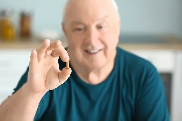 Oudere man die medicijnen thuis neemt — Stockfoto