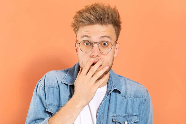 Portrait of surprised man on color background — Stock Photo, Image