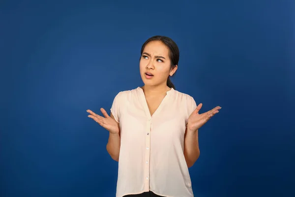 Porträt einer wütenden asiatischen Frau auf farbigem Hintergrund — Stockfoto