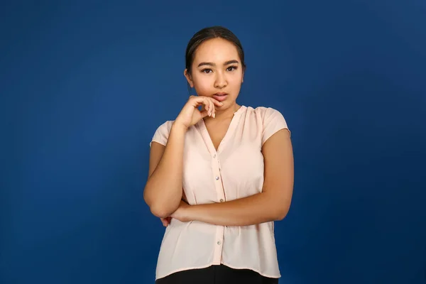 Portrait of beautiful Asian businesswoman on color background — Stock Photo, Image