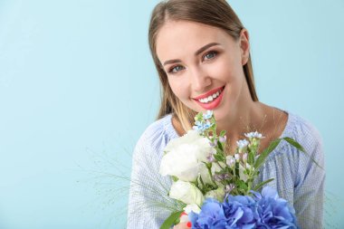 Renkli çiçekli güzel bir kadın.