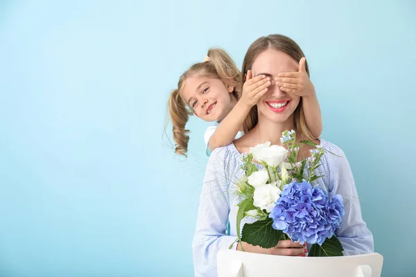 Niña saludando a su madre sobre fondo de color — Foto de Stock