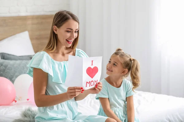 Bambina che saluta sua madre a casa — Foto Stock