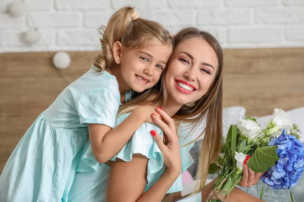 Kleines Mädchen begrüßt seine Mutter zu Hause — Stockfoto