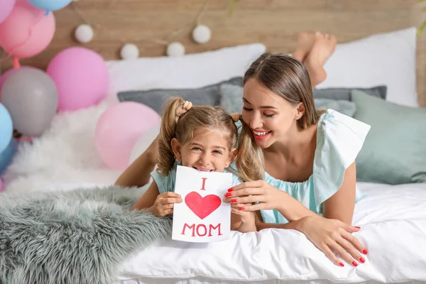 Kleines Mädchen begrüßt seine Mutter zu Hause — Stockfoto