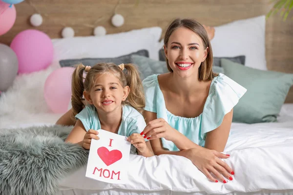 Kleines Mädchen begrüßt seine Mutter zu Hause — Stockfoto