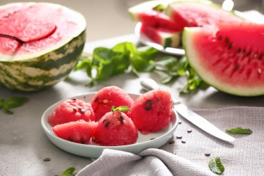 Masada lezzetli karpuz tabağı