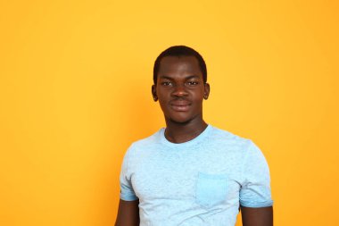 Renkli arka planda yakışıklı Afrikalı-Amerikalı adam