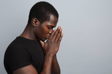 Gri arka planda yakışıklı Afro-Amerikalı adam