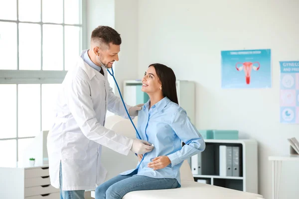 Gynäkologe arbeitet mit Frau in Klinik zusammen — Stockfoto