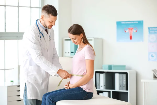 Ginecólogo tomando medidas del vientre de la mujer en la clínica — Foto de Stock