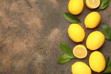 Grunge arka planında olgun limonlar