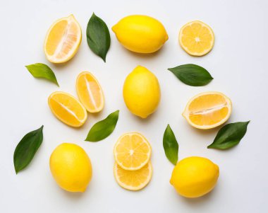 Beyaz arka planda olgun limonlar