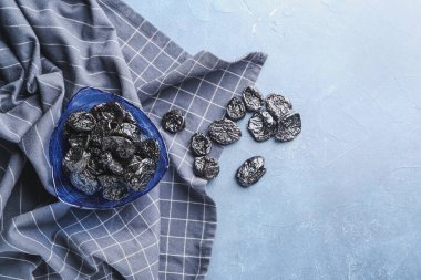 Renkli arkaplanda lezzetli kuru erikli kase