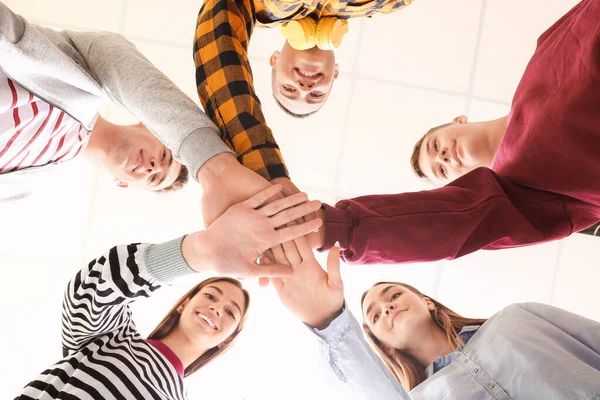 Adolescentes poniendo las manos juntas, vista inferior — Foto de Stock