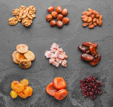 Koyu arkaplanda farklı kurutulmuş meyve ve fındık