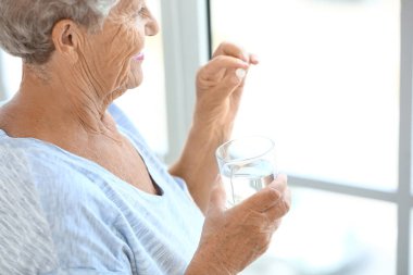 yaşlı kadın evde ilacı