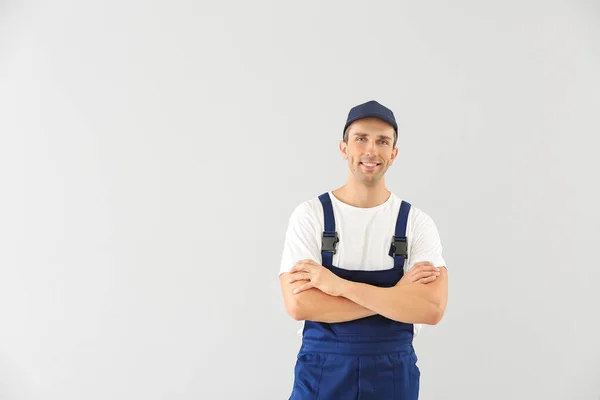 Mecánico de coche masculino sobre fondo claro — Foto de Stock