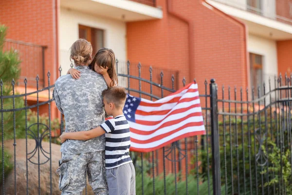 Traurige kleine Kinder beim Abschied von ihrem militärischen Vater im Freien — Stockfoto