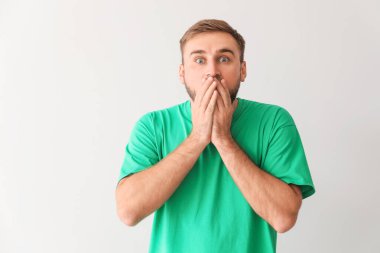 Işık arka plan üzerinde şok genç adam