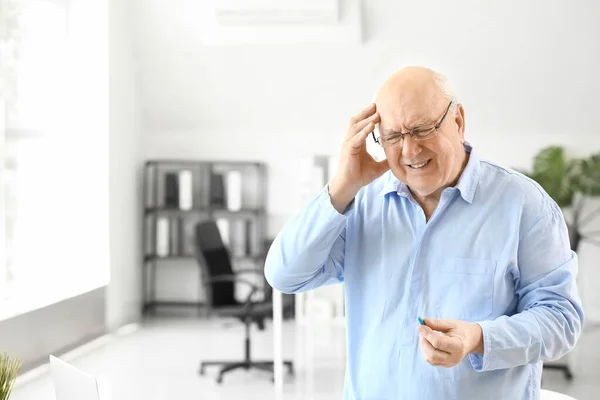 Idősek, akik fejfájásban szenvednek az irodában — Stock Fotó