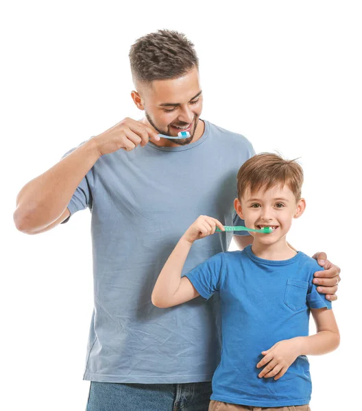 Πορτρέτο του πατέρα και του μικρού γιου του βούρτσισμα των δοντιών σε λευκό φόντο — Φωτογραφία Αρχείου