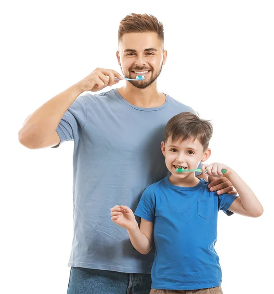 Πορτρέτο του πατέρα και του μικρού γιου του βούρτσισμα των δοντιών σε λευκό φόντο — Φωτογραφία Αρχείου