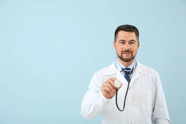 Retrato del médico varón con estetoscopio sobre fondo de color —  Fotos de Stock