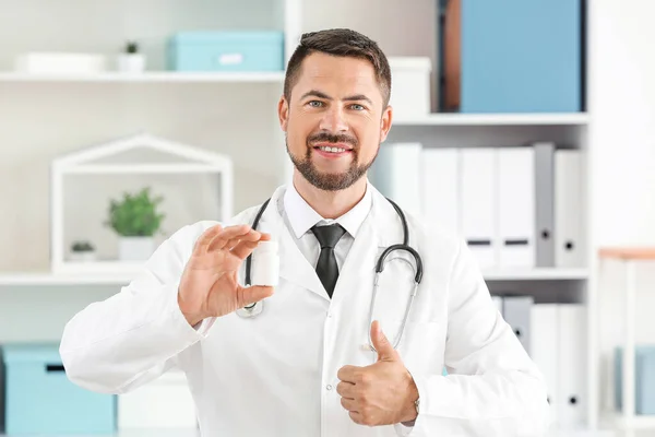 Porträt eines Arztes mit Pillen in der Klinik — Stockfoto