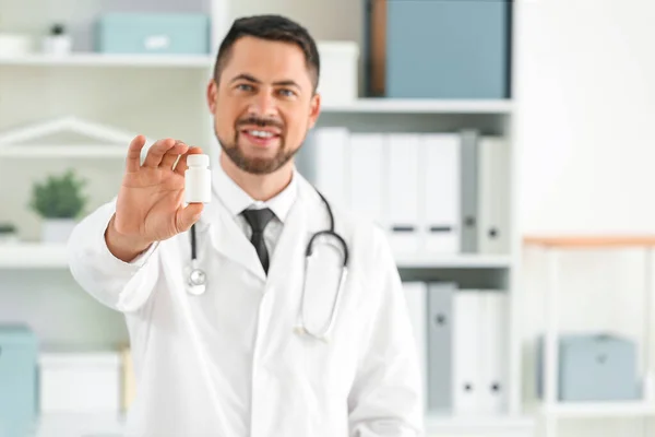 Portret van een mannelijke arts met pillen in de kliniek — Stockfoto