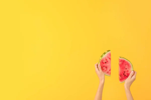 Female hands with pieces of juicy watermelon on color background — Stock Photo, Image