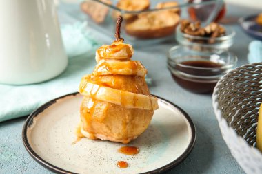 Tabakta lezzetli armut var.