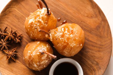 Lezzetli armutlar ve tabakta sos.