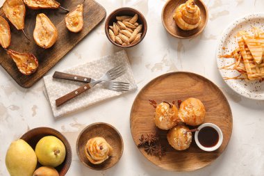 Beyaz arka planda lezzetli pişmiş armutlar