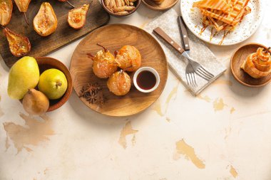 Beyaz arka planda lezzetli pişmiş armutlar