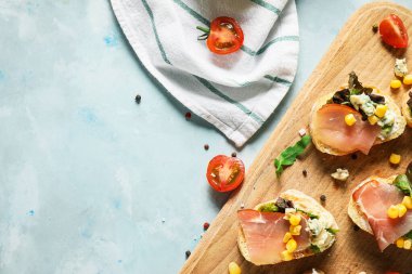 Renkli sandviçli ahşap tahta.