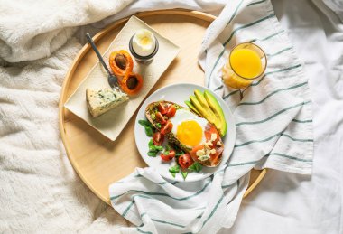 Yatakta lezzetli kahvaltı tepsisi