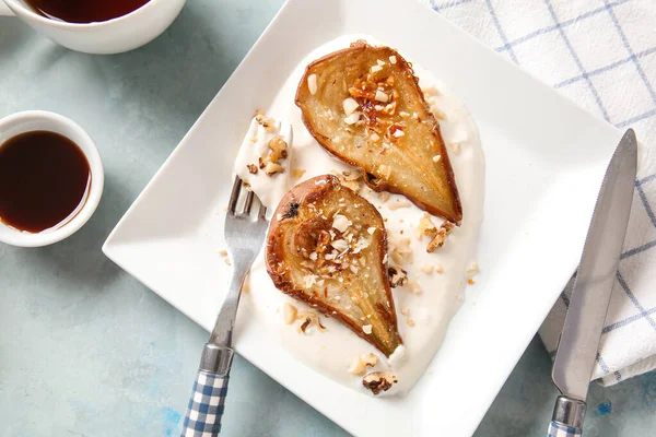 Assiette avec de savoureuses poires cuites sur la table — Photo