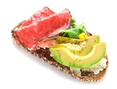 Beyaz arka planda lezzetli bir sandviç.