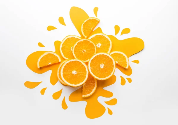 Composición creativa con rodajas de naranja fresca sobre fondo blanco — Foto de Stock