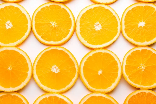 Rodajas de naranja fresca sobre fondo blanco —  Fotos de Stock