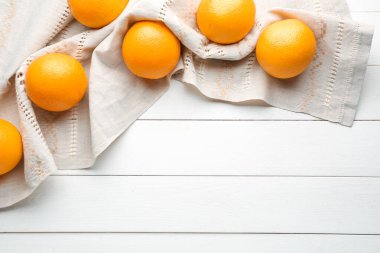 Beyaz masada taze portakallar