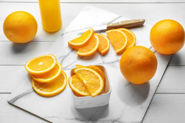 Laranjas frescas na mesa branca — Fotografia de Stock